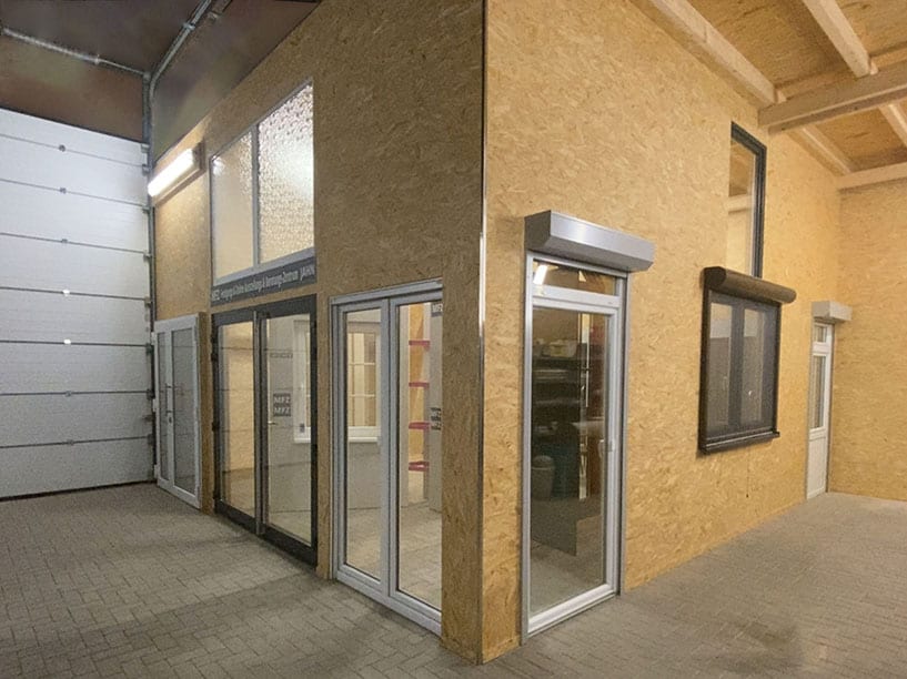 MFZ Innen Ausstellung - 1 & 2 flügelige Kunststoff Balkontür mit Aufsatz & Vorbau Rollläden