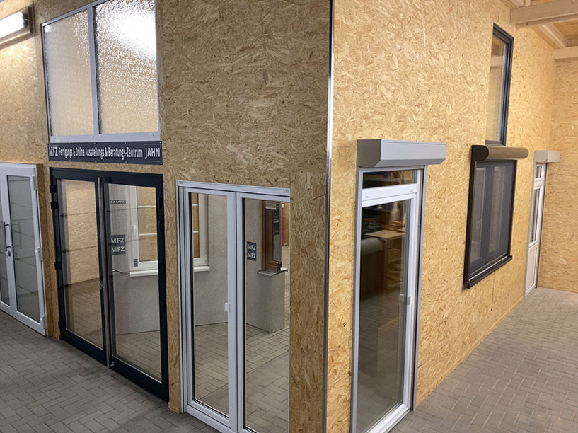 MFZ Innen Ausstellung - 1 & 2 flügelige Kunststoff Balkontür mit Aufsatz & Vorbau Rollläden