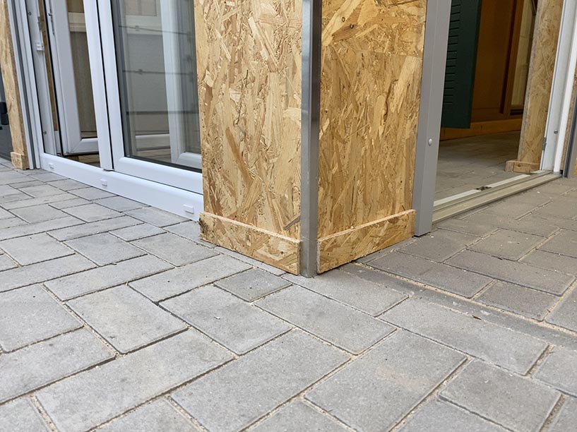 MFZ Innen Ausstellung - 1 & 2 flügelige Kunststoff Balkontür mit Vergleich 20 mm Balkonschwelle & Standard Balkontürschwelle