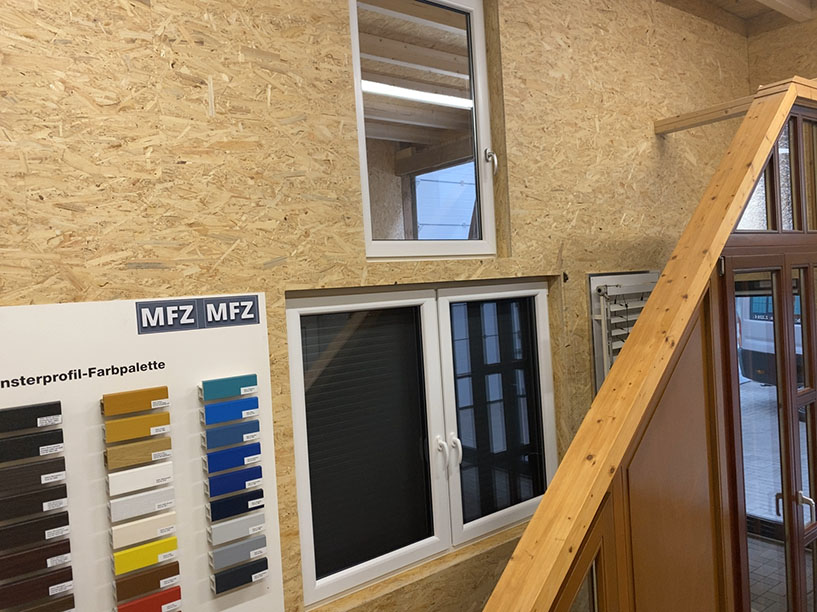 MFZ Innen Ausstellung - 2- Flügeliges Fenster mit Rollladen & 1- Flügeliges Dreh Kipp Fenster 3-fach Verglasung