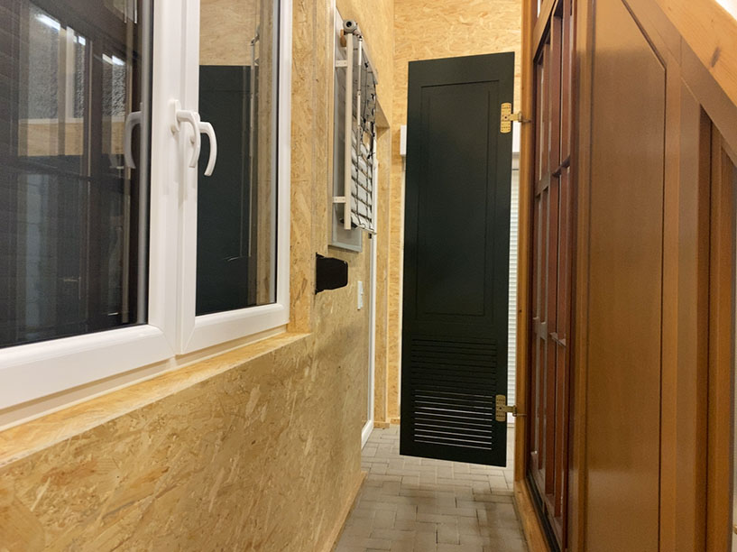 MFZ Innen Ausstellung - Raffstore Musteranlage & Holz Klappladen Moosgrün RAL 6005