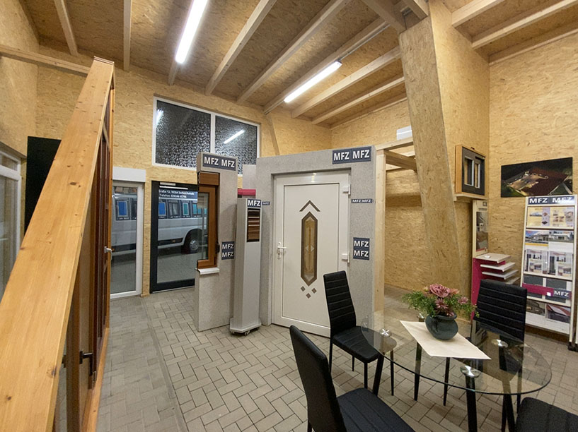 MFZ Innen Ausstellung - Kunststoff Haustür mit Edelstahl Applikationen & Holz Balkontür 2-Flügelig & Holz Dreiecksfenster