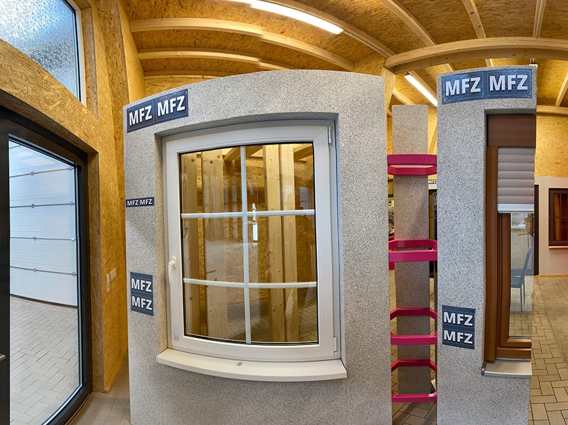 MFZ Innen Ausstellung - Kunststofffenster Flächenversetzt mit Innenliegenden Sprossen