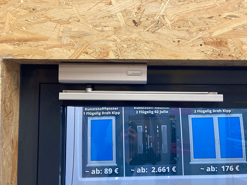 MFZ Innen Ausstellung - Obertürschließer ASSA Abloy mit Gleitschiene und 90 grad Feststelleinheit Farbe Silber