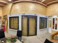 MFZ Innen Ausstellung - Aluminium Haustür mit Seitenteil Links & Aluminium Dreh Kipp Fenster mit Innenliegende Sprosse 18mm & Kunststofffenster 2-Flügelig Stulp mit Wiener Sprossen