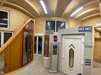 MFZ Innen Ausstellung - Kunststoff Haustür mit Edelstahl Applikationen & Holz Fenster & Dreiecksfenster